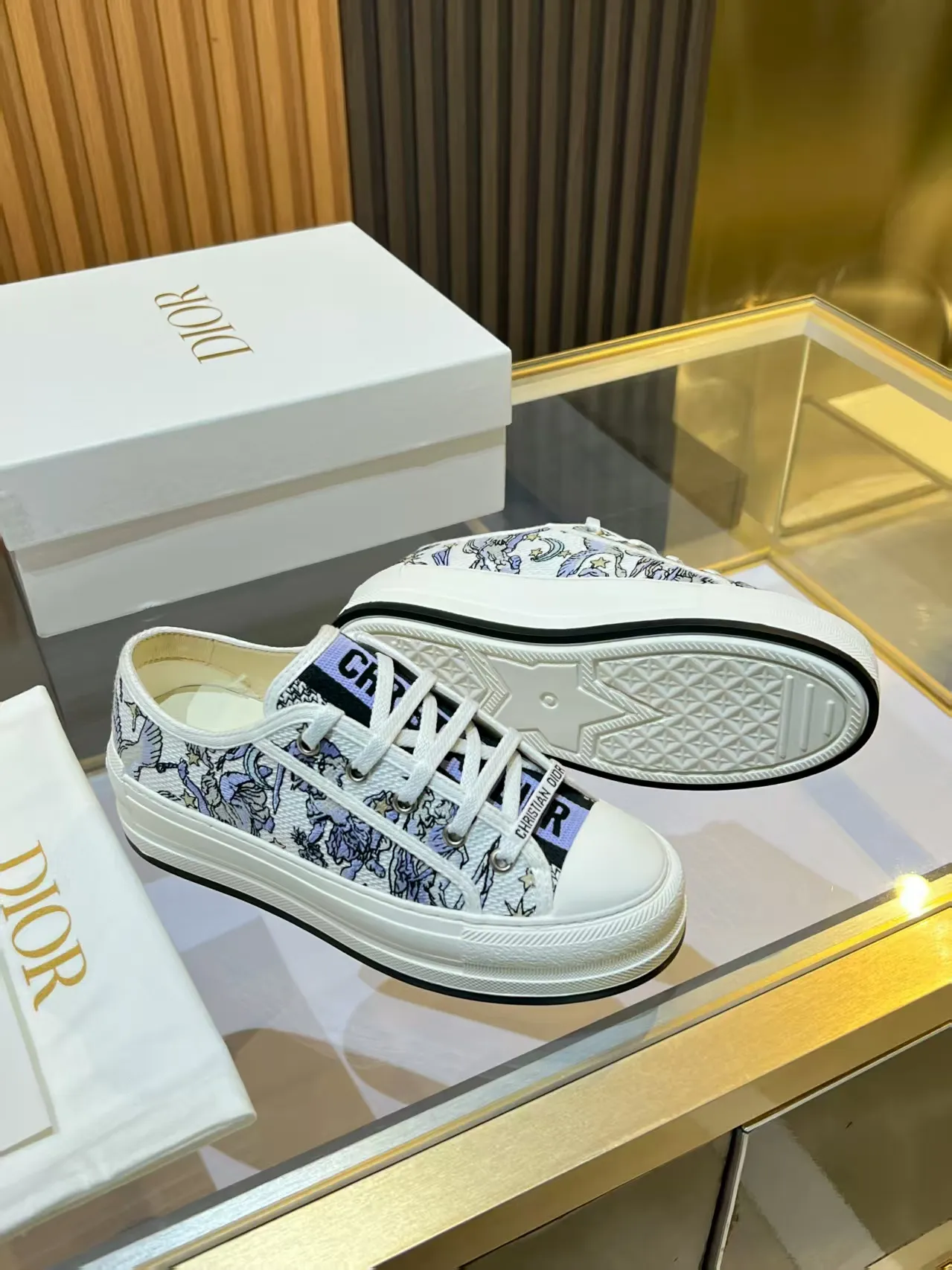 Factory direct sales p520🐘🐘Women's shoes Women's clothing 2025 Walk'n'Dior embroidered mid-top casual shoes are new. On the fashion stage, Dior embroidered shoes are the well-deserved protagonist. Delicate stitching is used on the upper, every stitch is devoted to the craftsman's efforts, and every thread is woven with artistic poetry. From complex floral patterns to smart geometric textures, embroidery is like the magic that gives shoes life, allowing them to show dynamic beauty even in static conditions.   Wearing Dior embroidered shoes feels like stepping into a dream world full of art. It is not only a pair of shoes, but also a walking piece of art that perfectly integrates fashion and culture. Whether you are strolling on the bustling city streets or attending important social occasions, Dior embroidered shoes can add unique charm to your style and become the focus of everyone's attention.   Choosing Dior embroidered shoes means choosing a persistent pursuit of quality and a unique understanding of fashion. Let it accompany you through every wonderful moment and leave your own fashion mark.  Material: Sheepskin lining, feet, silk cowhide, size 35-41, heel height 5cm